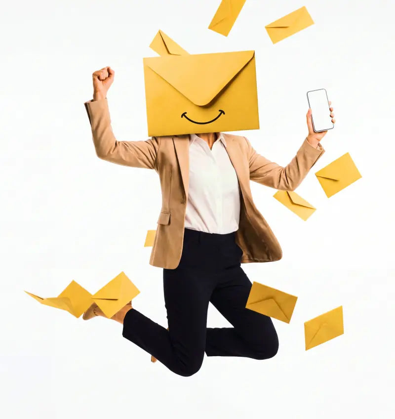 Person springt vor Freude, vor dem Kopf ein lächelnder Briefumschlag, in der Hand ein Handy, um sie herum fliegen Briefe